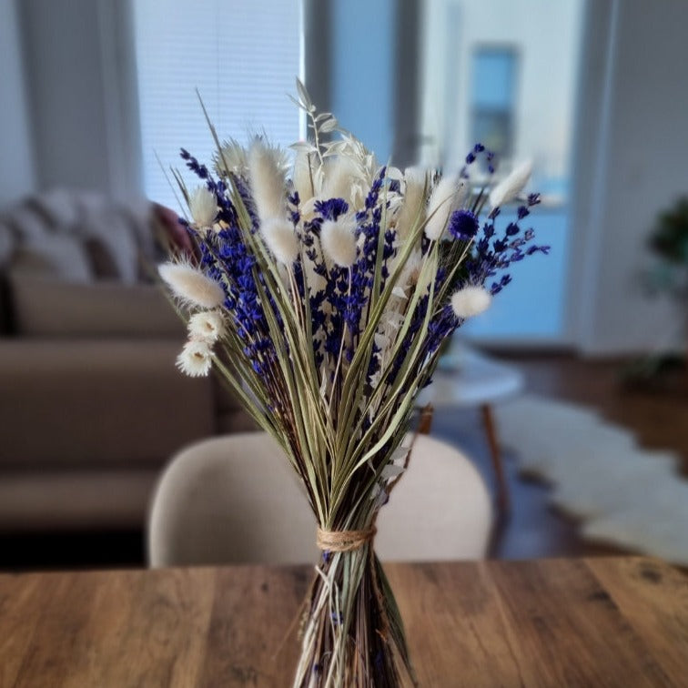 Hell & Dunkel Lavendel Trockenstrauß by Foreign Flowers