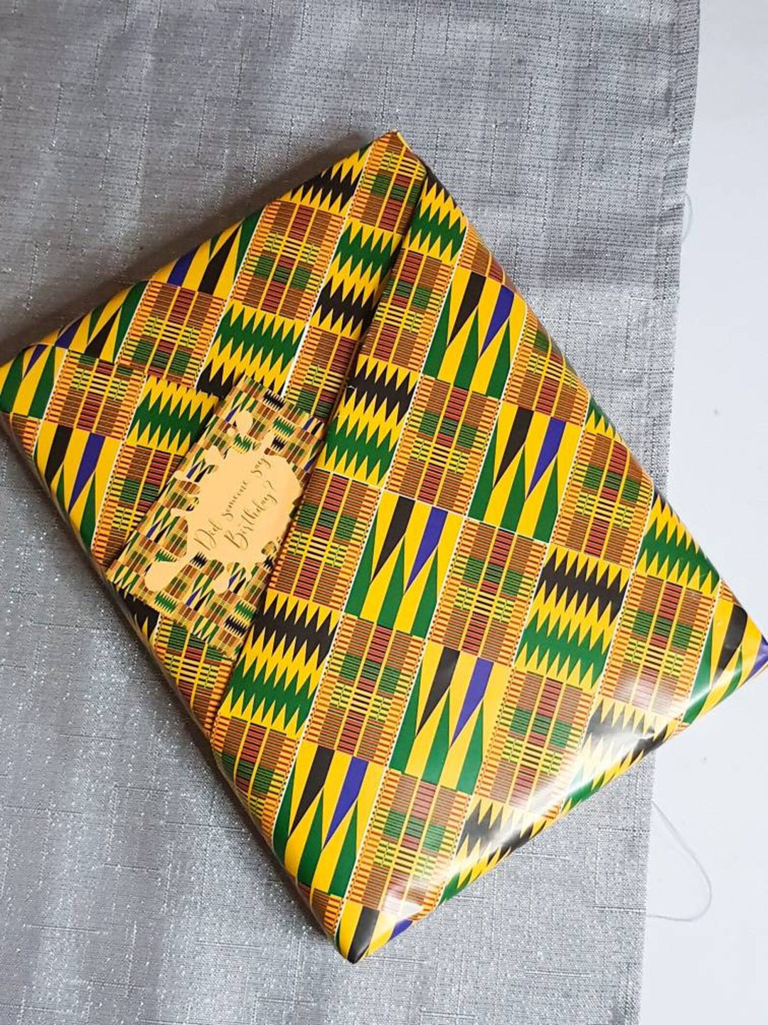 Geschenkpapier mit Kenté Muster aus Ghana