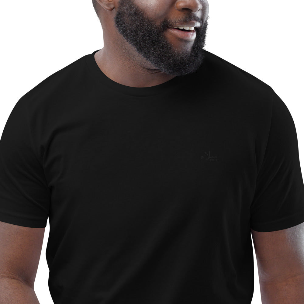 Salam & Peace Black on Black Minimalistic Arabic Embroidered T-Shirt aus 100% Bio-Baumwolle