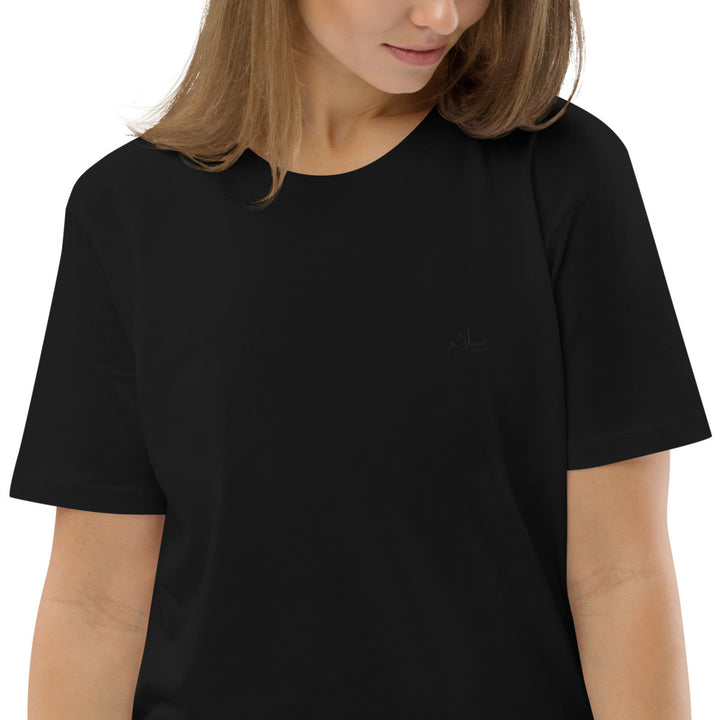 Salam & Peace Black on Black Minimalistic Arabic Embroidered T-Shirt aus 100% Bio-Baumwolle